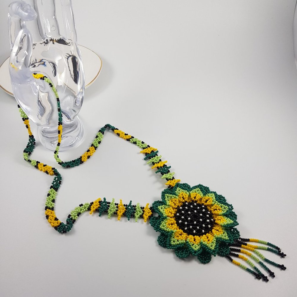 🌈 Beautiful Handcrafted flower necklace - Picture 5 of 5